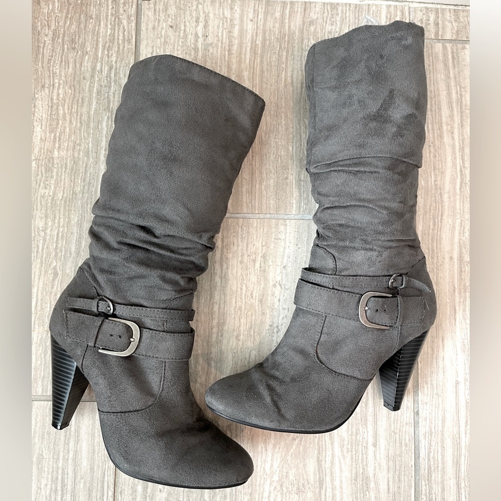 Apt 9 Boots Size 7 1/2 womans Gray Suede boots with small heel.